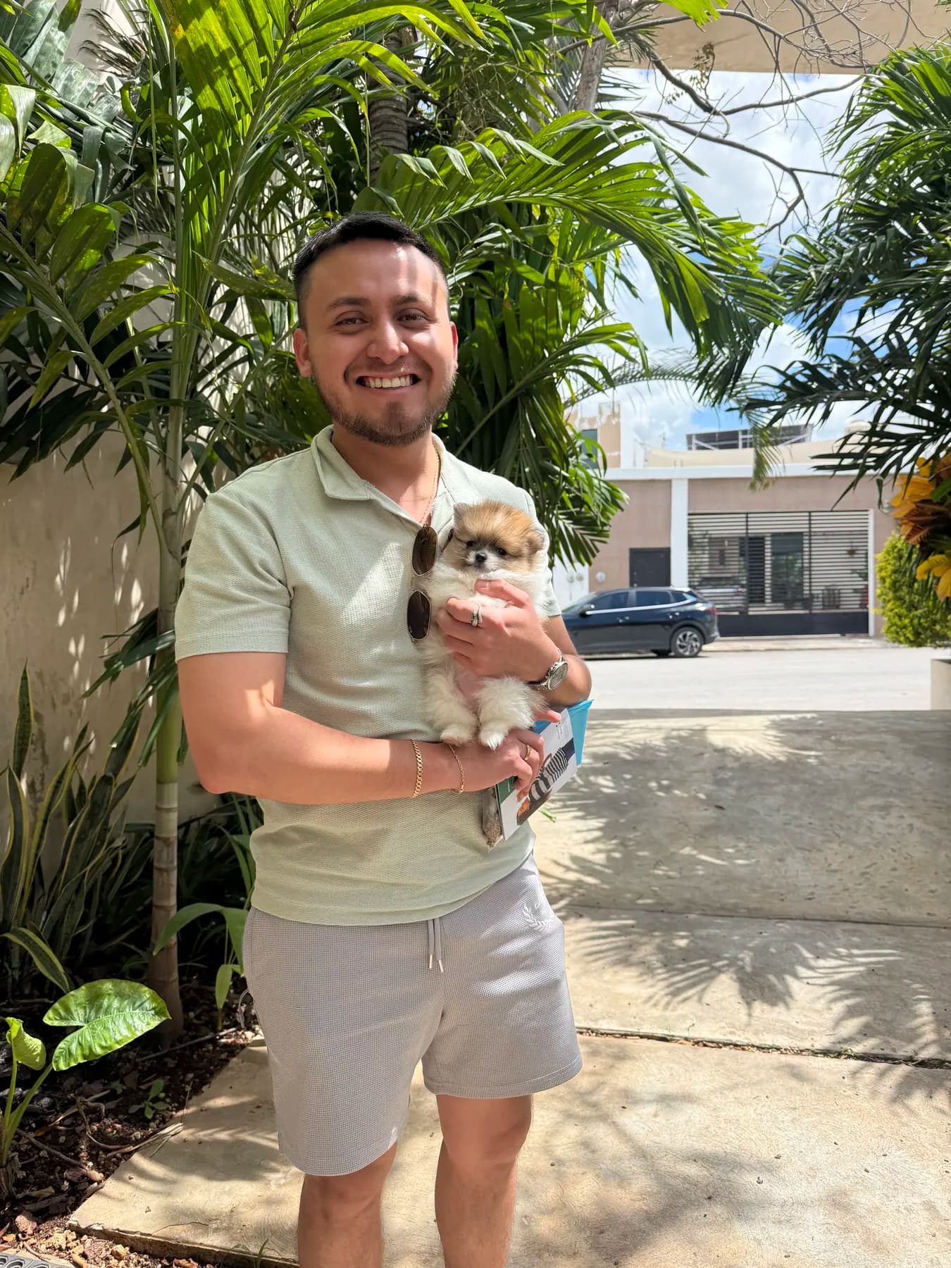 Familia compartiendo un momento de entrega con cachorro Pom Pom GLAMI.