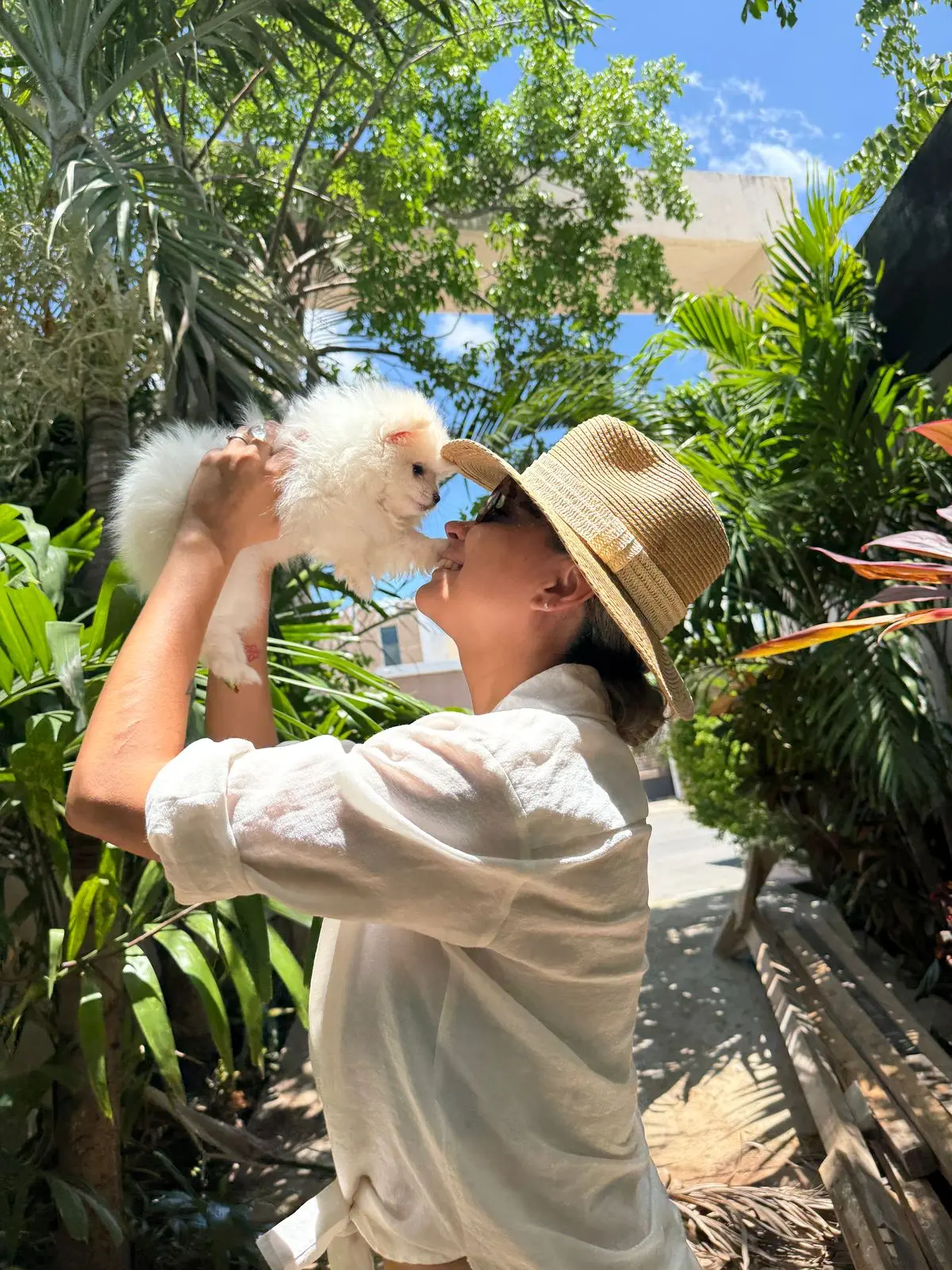 Familia acompañando a un cachorro Pom Pom GLAMI.